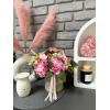 Welurowy flowerbox pistacja z bukietem gożdzików